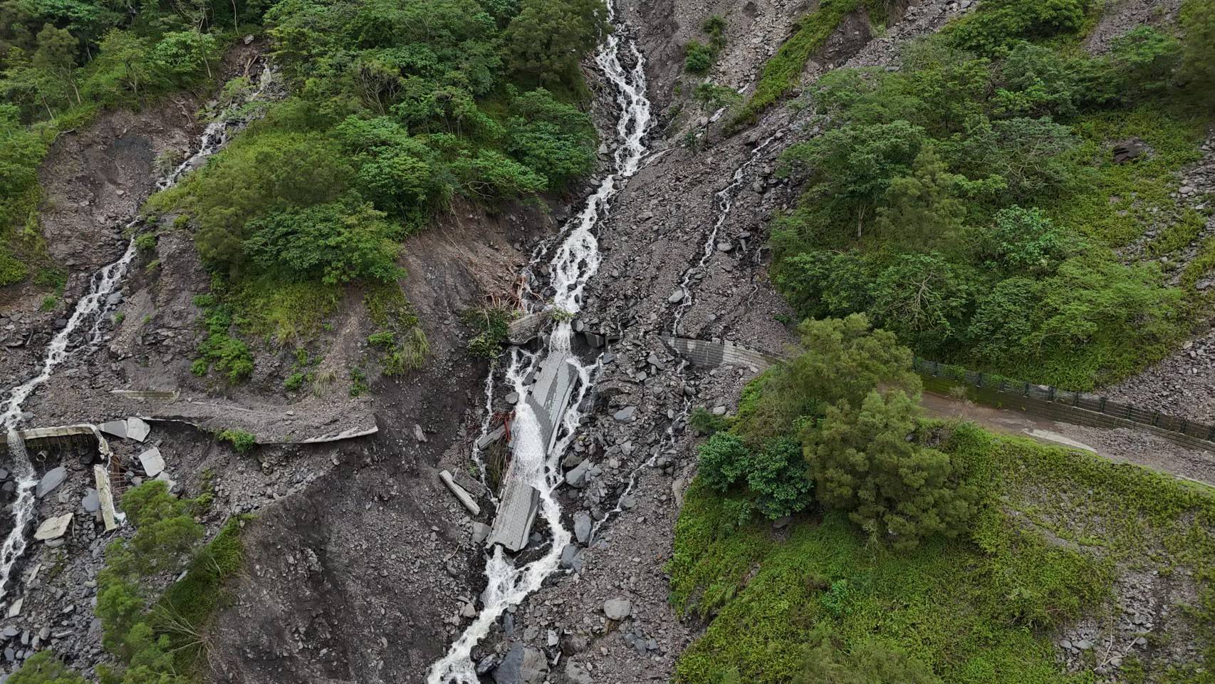 林道崩塌照３